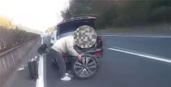 害己还要害人！爆胎后男子竟直接在高速快车道上换胎