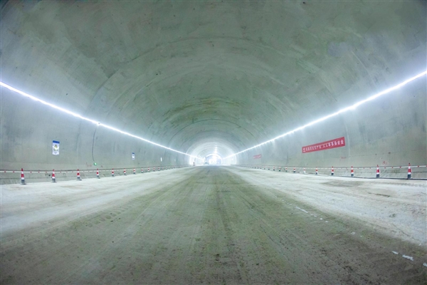 近450平米超过篮球场：亚洲最大开挖断面的市政交通隧道全线贯通