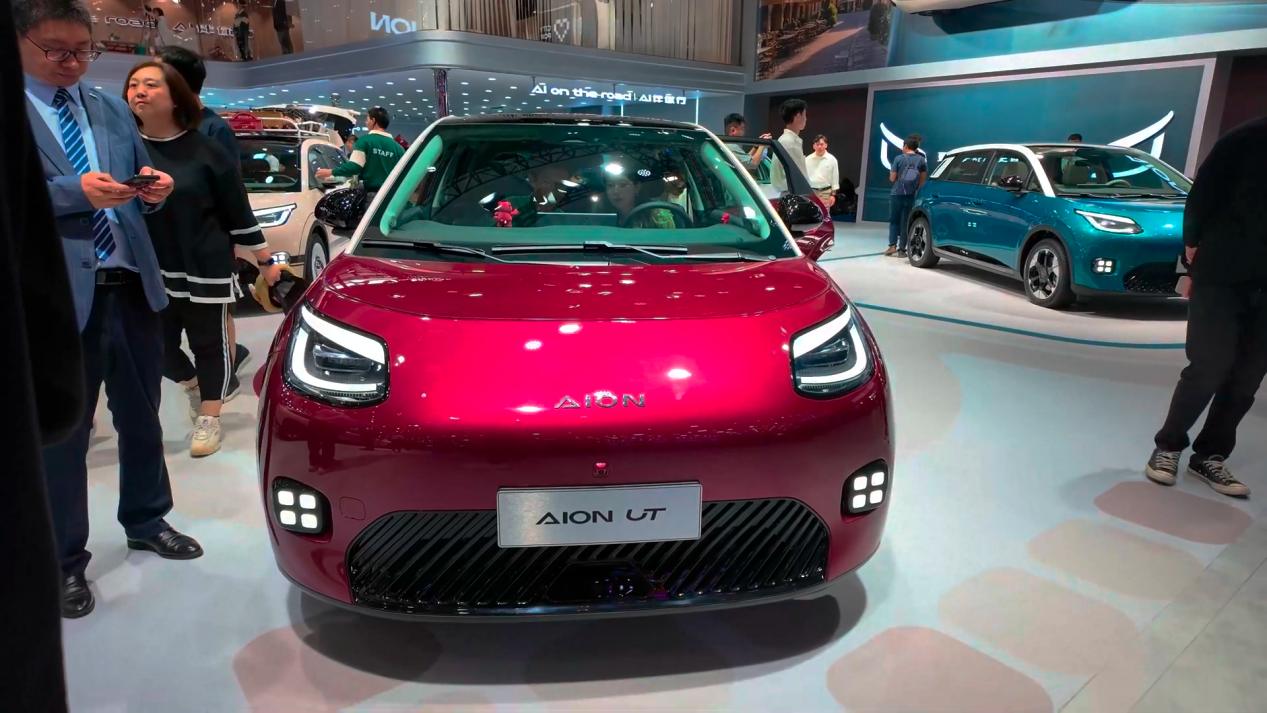 6.98万起埃安UT来袭,能撼动吉利星愿、比亚迪海鸥的地位吗?插图 6.98万起埃安UT来袭,能撼动吉利星愿、比亚迪海鸥的地位吗?插图