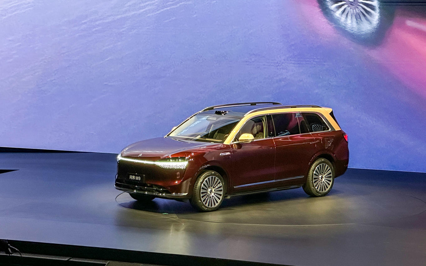 鸿蒙智行旗舰再进化，问界M9上市价46.98万元起插图