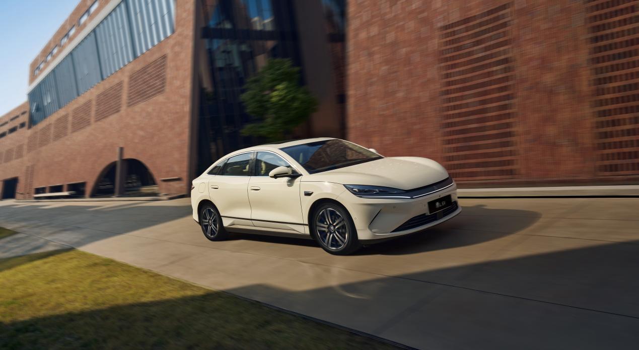 比亚迪2024财报亮眼！新能源龙头的“全能进化”之路插图2