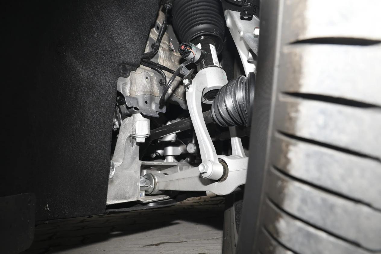 长超5.3m,冰箱彩电大沙发配齐,双电机四驱+华为智驾,油耗4.2L插图11 长超5.3m,冰箱彩电大沙发配齐,双电机四驱+华为智驾,油耗4.2L插图11