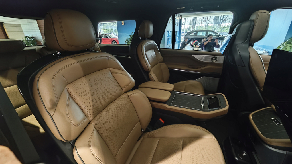 全新一代林肯领航员区域品鉴闪耀江城 领航美式豪华新境界插图3 全新一代林肯领航员区域品鉴闪耀江城 领航美式豪华新境界插图3