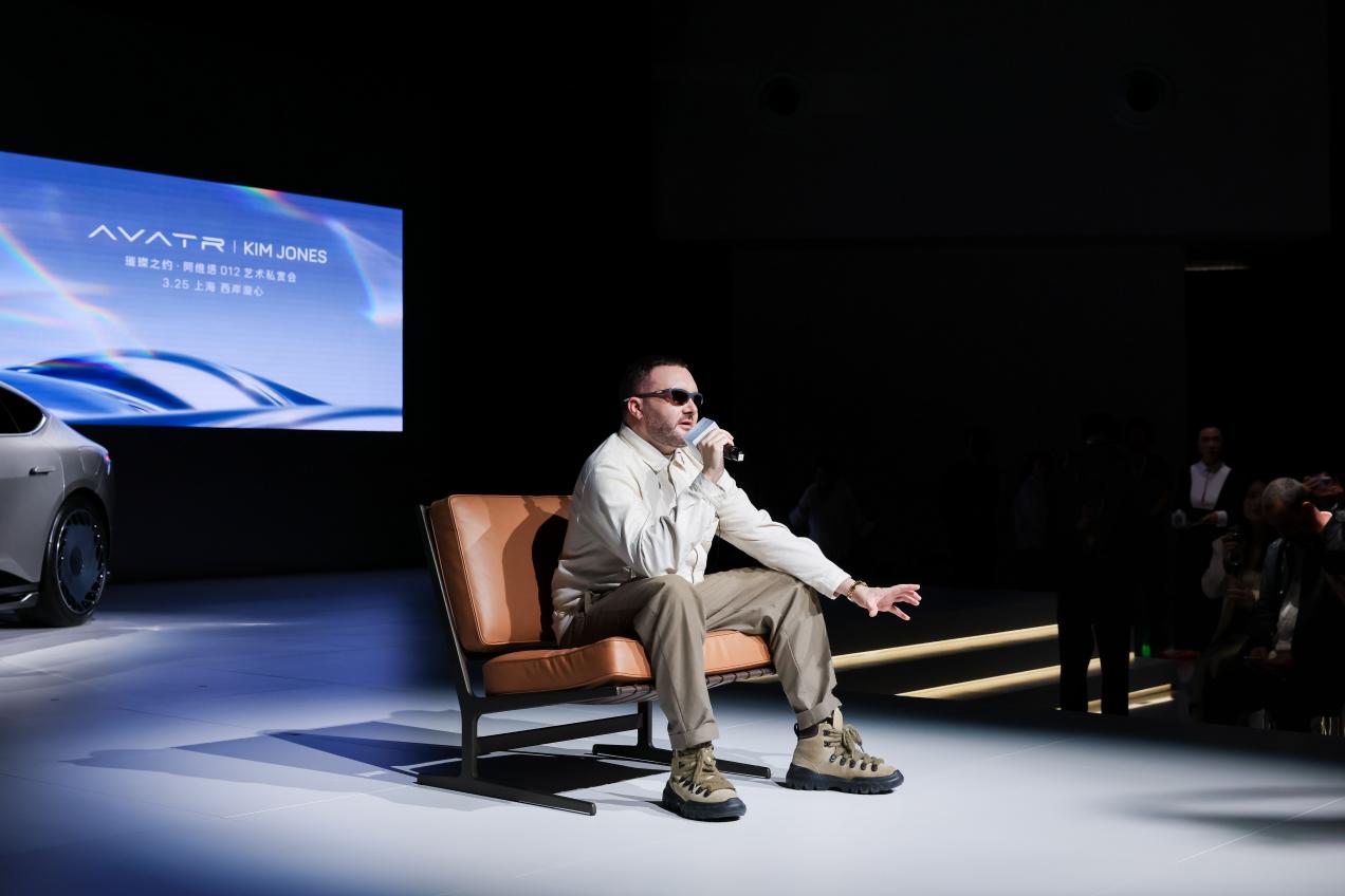 售价70万限量700台  阿维塔012限量联名版开启全球交付插图1