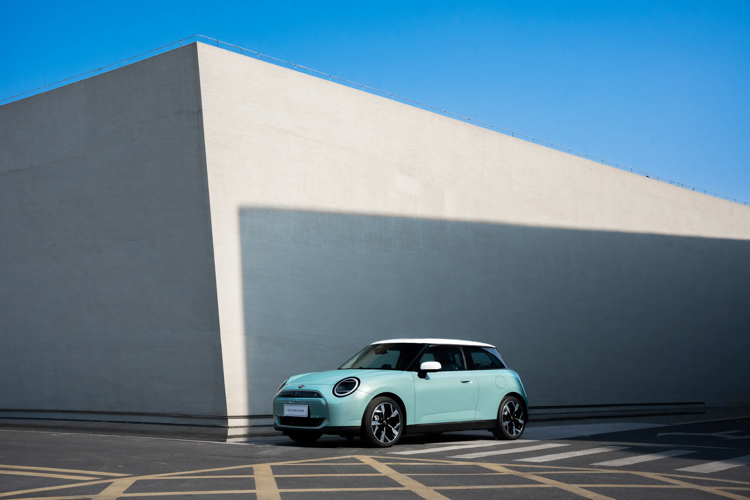 整车造型时尚,全新MINI COOPER Cabrio/MINI JCW Cabrio官图发布插图1 整车造型时尚,全新MINI COOPER Cabrio/MINI JCW Cabrio官图发布插图1