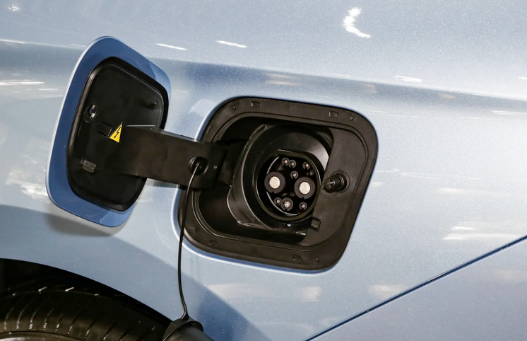 选纯电轿车看这里！线性动力+科技大屏，内饰还舒适得没话说插图2