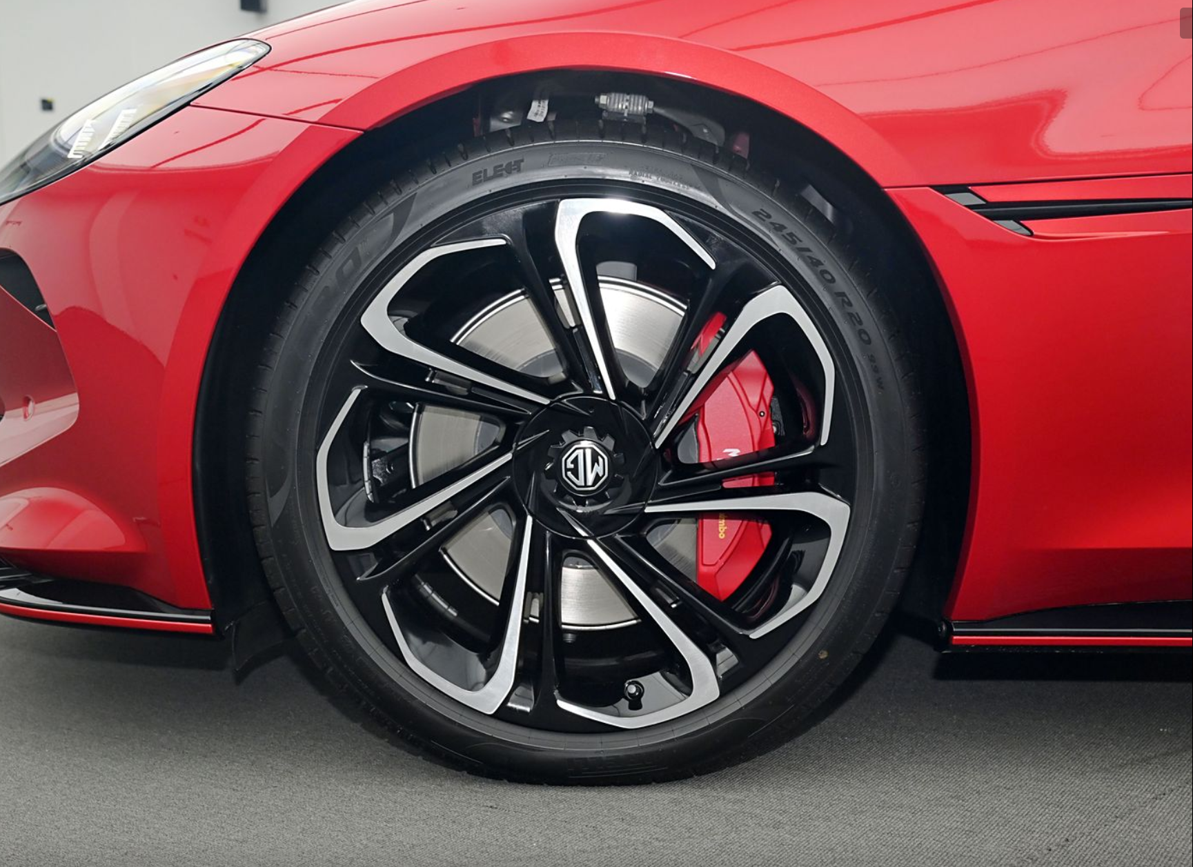 3秒破百+剪刀门才30万？MG Cyberster性能实测，国产跑车真能打？