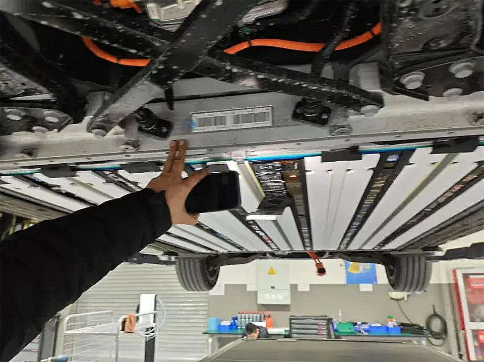 汽车电池包底板厚度有多少毫米，剐蹭到多深会需要更换总成？