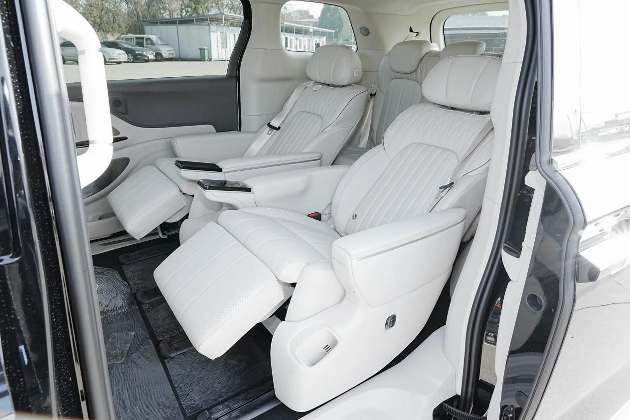 长超5.3m,冰箱彩电大沙发配齐,双电机四驱+华为智驾,油耗4.2L插图8 长超5.3m,冰箱彩电大沙发配齐,双电机四驱+华为智驾,油耗4.2L插图8