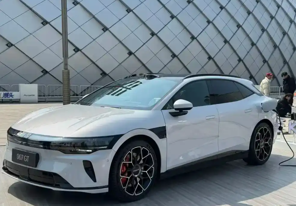 极氪007GT即将在4月发布！搭配主动式进气格栅插图