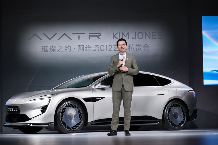 阿维塔012上新！推Kim Jones限量联名版，售价70万限量700台