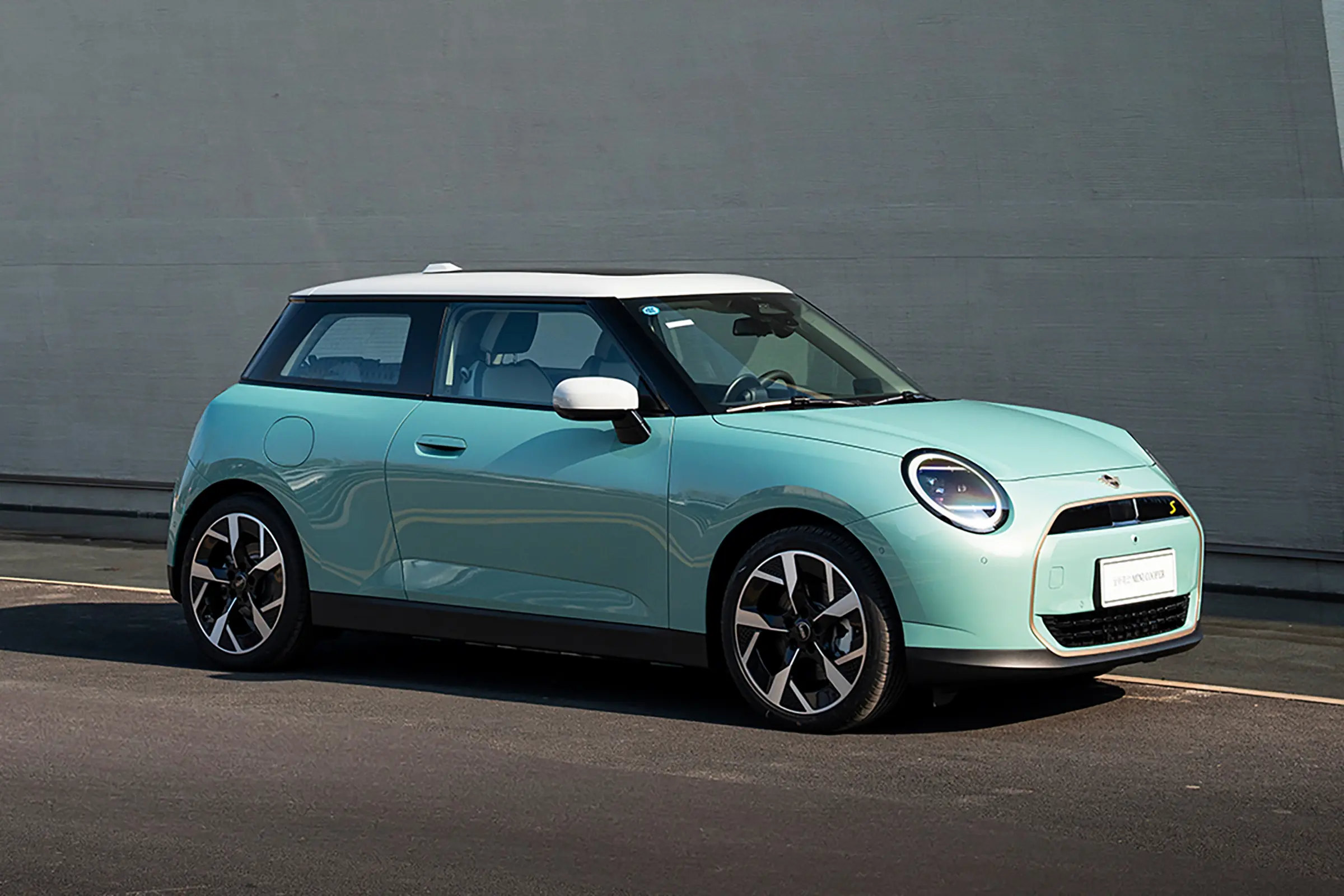 整车造型时尚,全新MINI COOPER Cabrio/MINI JCW Cabrio官图发布插图3 整车造型时尚,全新MINI COOPER Cabrio/MINI JCW Cabrio官图发布插图3