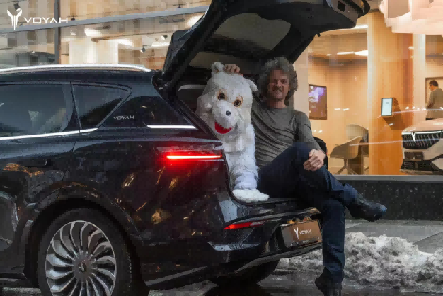 比利时奥运冠军妮娜·德尔瓦尔喜提岚图FREE 更快更高更强插图2 比利时奥运冠军妮娜·德尔瓦尔喜提岚图FREE 更快更高更强插图2