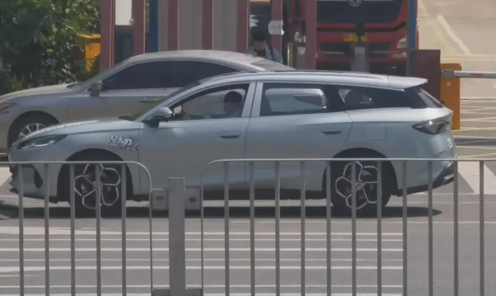 10万级“瓦罐车” 比亚迪海豹06旅行版DM-i实车曝光
