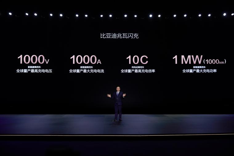 比亚迪又出牌了！闪充5分钟续航400公里，油车党集体破防？插图3