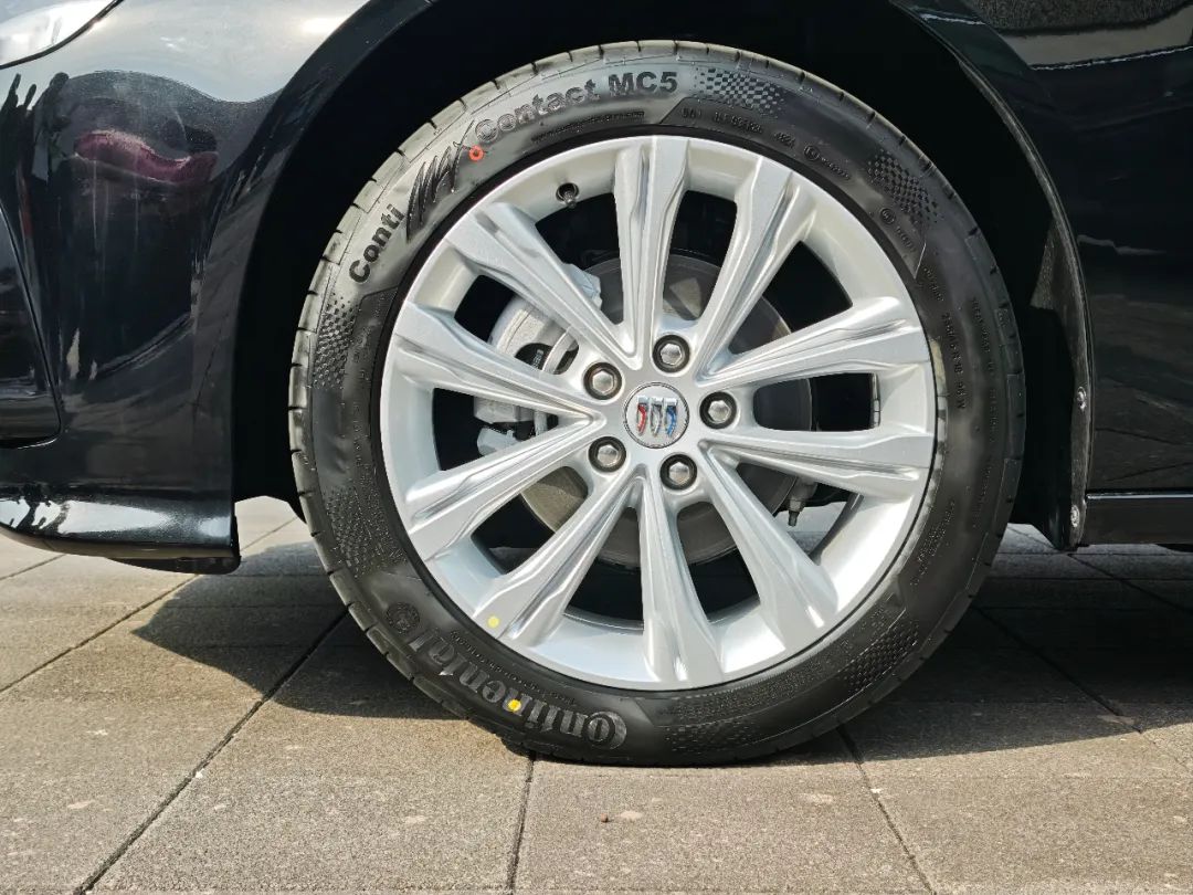 前脸听劝!细看官方版君威GS改装套件插图7 前脸听劝!细看官方版君威GS改装套件插图7