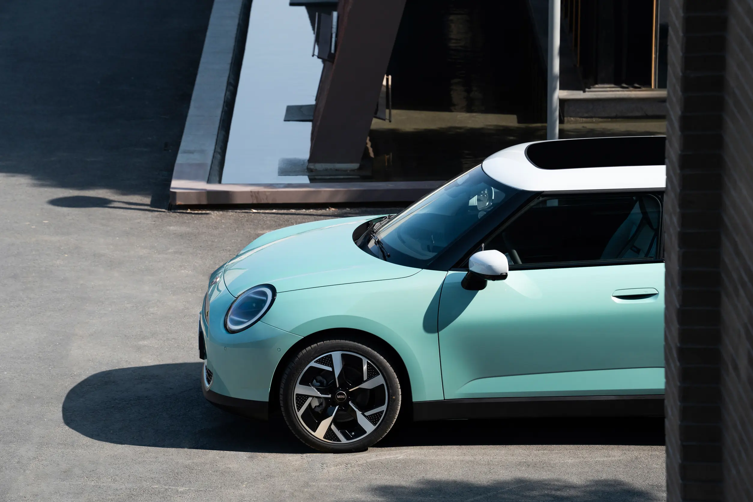 整车造型时尚,全新MINI COOPER Cabrio/MINI JCW Cabrio官图发布插图6 整车造型时尚,全新MINI COOPER Cabrio/MINI JCW Cabrio官图发布插图6