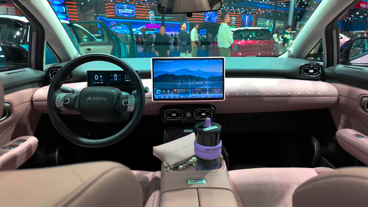 6.98万起埃安UT来袭,能撼动吉利星愿、比亚迪海鸥的地位吗?插图7 6.98万起埃安UT来袭,能撼动吉利星愿、比亚迪海鸥的地位吗?插图7