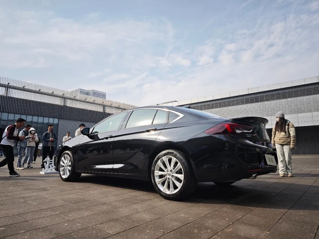 前脸听劝!细看官方版君威GS改装套件插图6 前脸听劝!细看官方版君威GS改装套件插图6