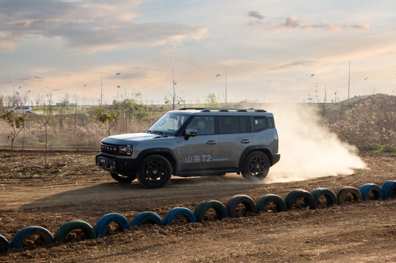 既能城市代步，又能荒漠越野！试驾捷途山海T1和T2