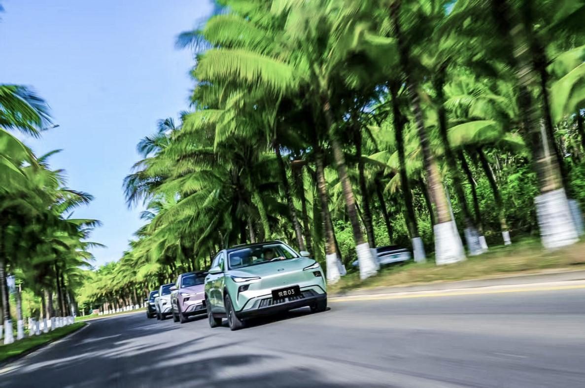 一汽奔腾悦意03首试：大厂品质，智能和底盘有惊喜