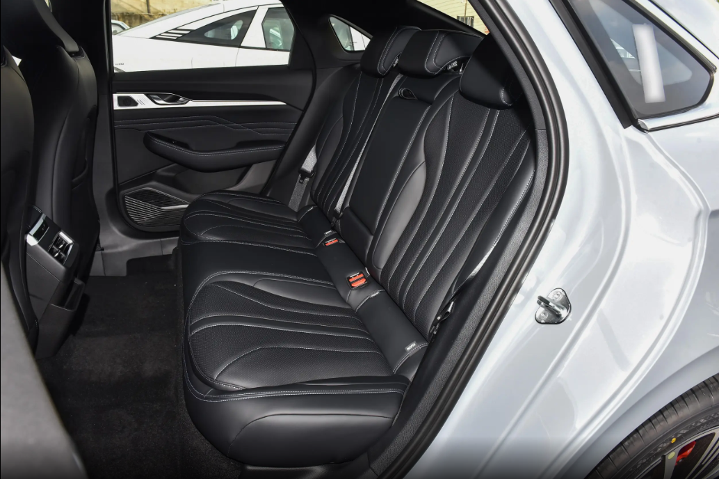 售9.97万起,试驾体验吉利星瑞东方曜版,燃油家轿市场的黑马!插图5 售9.97万起,试驾体验吉利星瑞东方曜版,燃油家轿市场的黑马!插图5