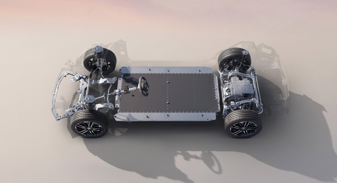 比亚迪秦L EV，搭载宝马常见的双球节支柱悬挂，轿车也有冰箱