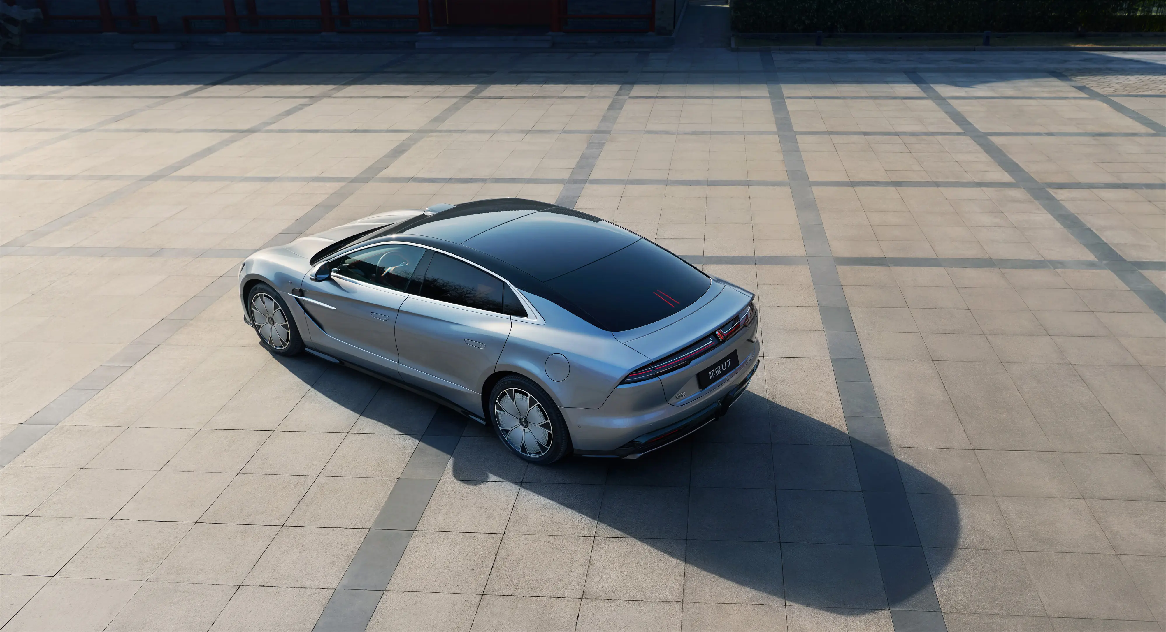 新能源旗舰轿车最强技术实力派，仰望U7开创“四电时代”！