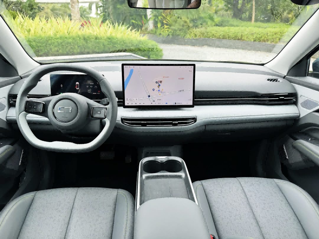 一汽奔腾悦意03首试：大厂品质，智能和底盘有惊喜