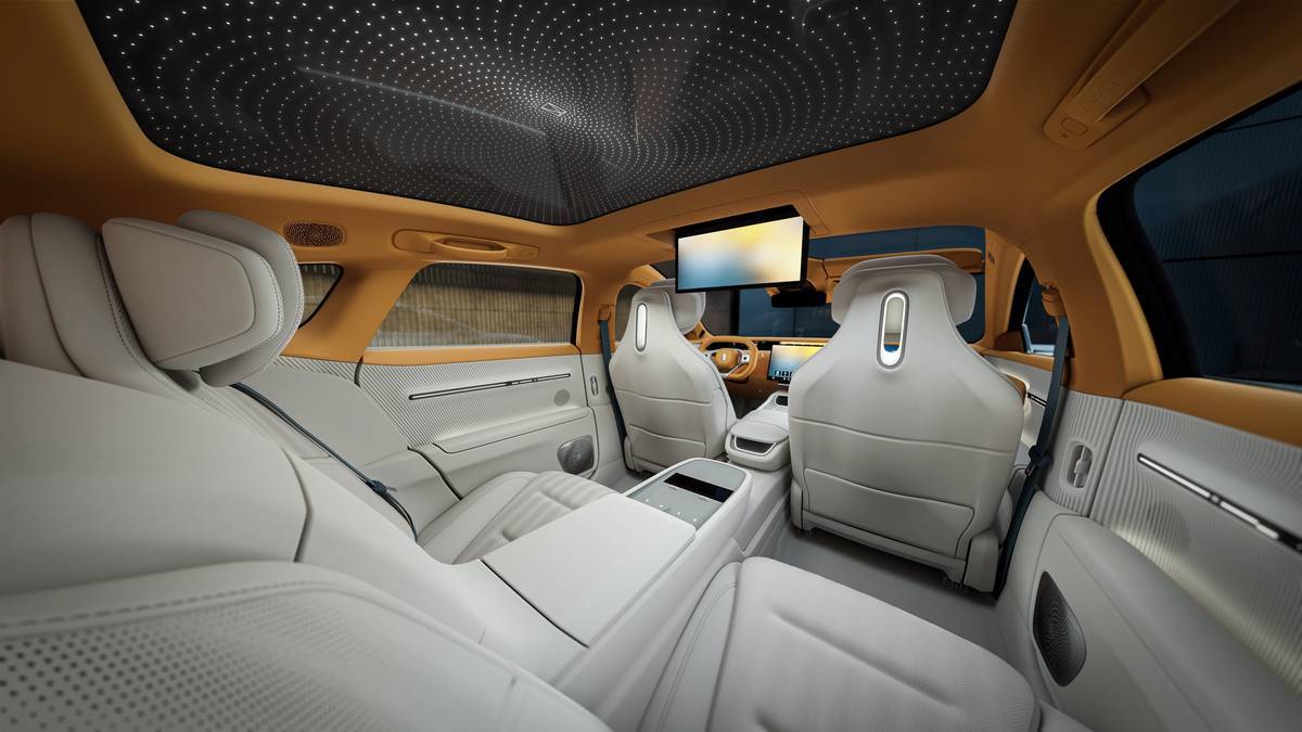 限量700台 售价70万，阿维塔012联名限量版开启交付