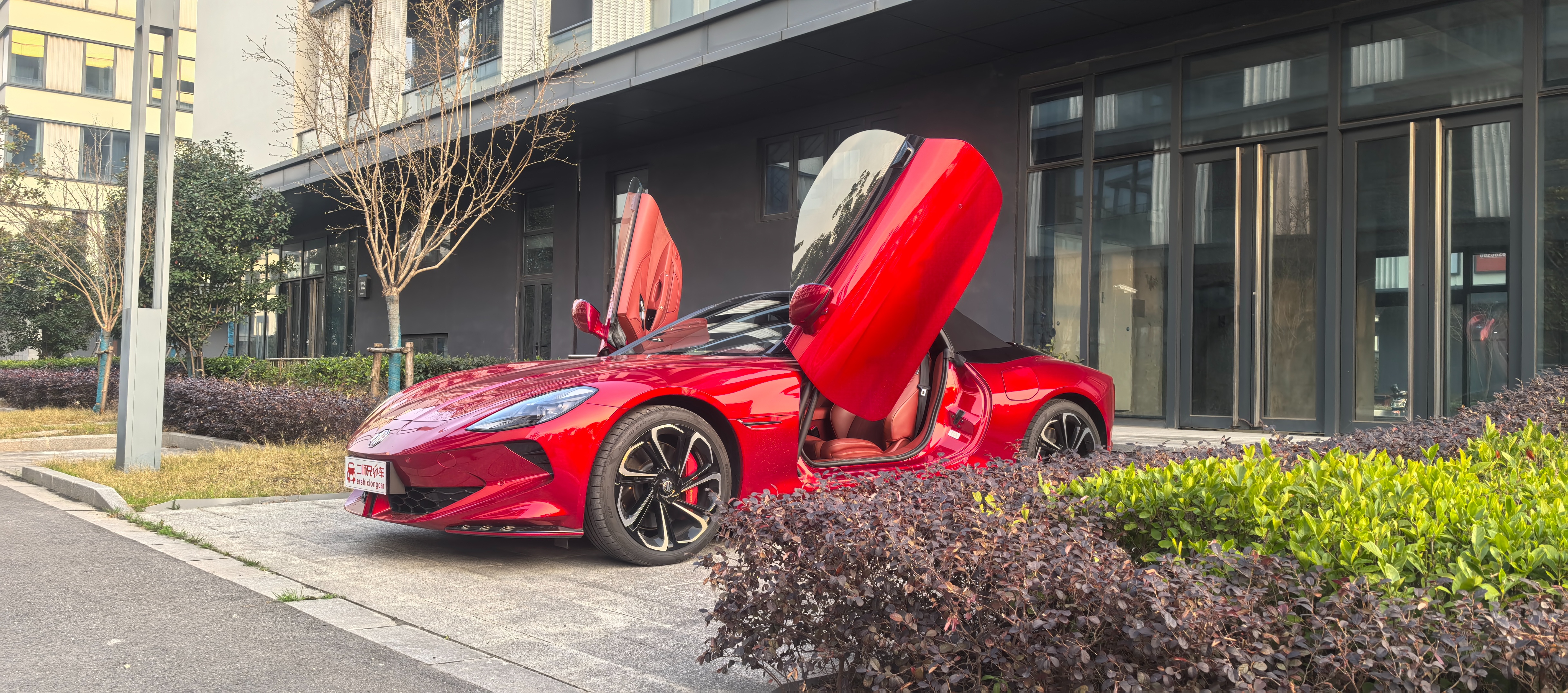 3秒破百+剪刀门才30万？MG Cyberster性能实测，国产跑车真能打？