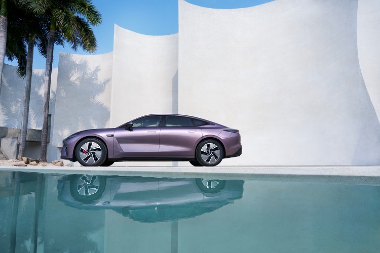 2025旗舰轿车星纪元ES增程上市，15.28万元的高阶智驾+超长续航开启卷王模式