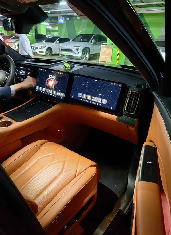 大SUV守门员！全新问界M8内饰曝光：看齐大哥M9