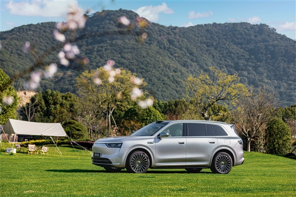 大型SUV杀手 全新问界M8实车亮相：激光大灯、车内投影安排上