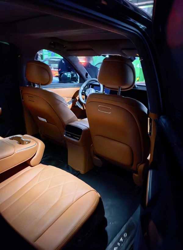 大SUV守门员！全新问界M8内饰曝光：看齐大哥M9