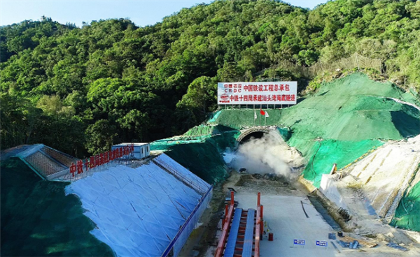 世界首座！汕头时速350公里单洞双线高铁海底隧道贯通