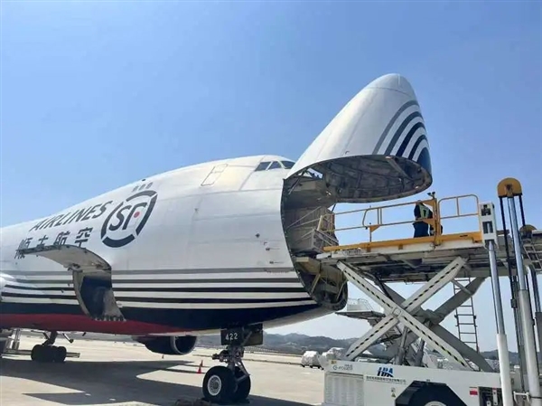 跨国运输10米超大钢铁巨兽 顺丰把飞机头给拆了