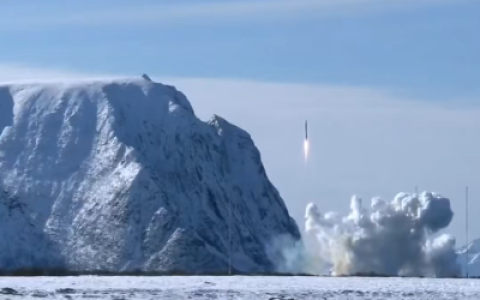 德国火箭发射就坠毁：现场火光冲天