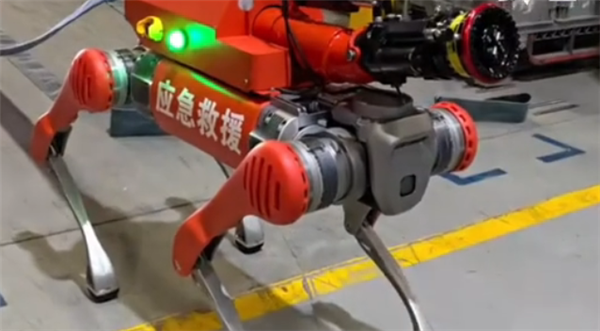 宇树机器狗变身移动水炮：可为消防员火场开路