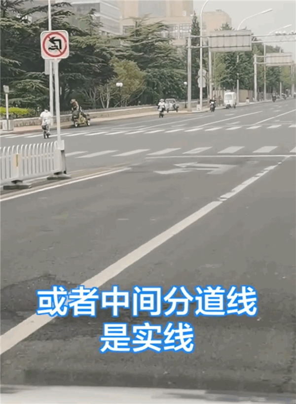 一司机掉头时等红灯被后方多车怒怼 交警释疑掉头用不用等红灯