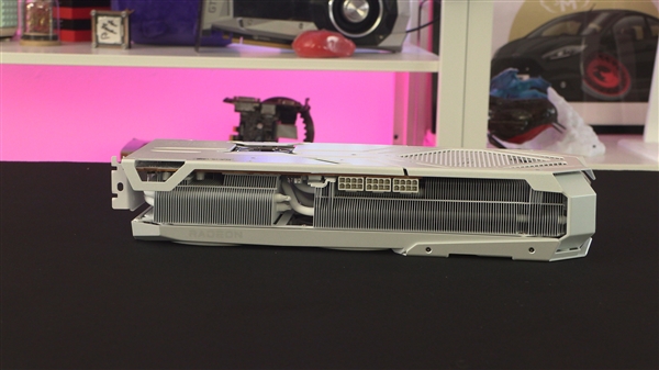 最特殊的RX 9070 XT：明明叫红魔 却通体纯白