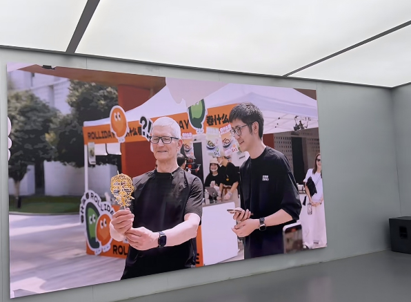 苹果CEO库克闪现影视飓风与创始人潘天鸿见面：两位Tim同框了！