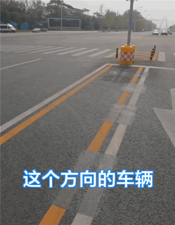 一司机掉头时等红灯被后方多车怒怼 交警释疑掉头用不用等红灯