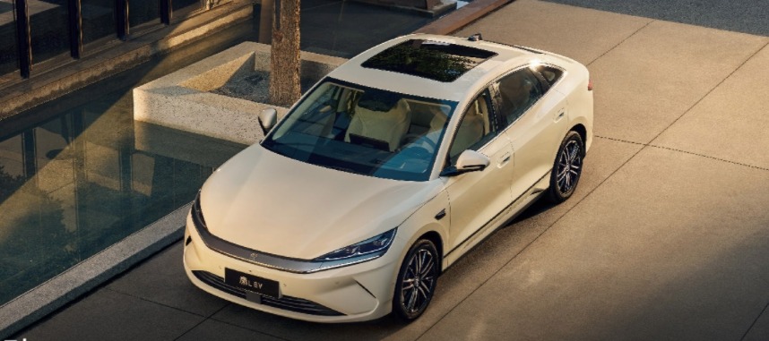 比亚迪秦L EV，搭载宝马常见的双球节支柱悬挂，轿车也有冰箱