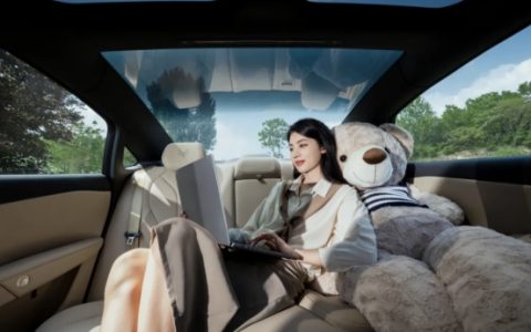 极狐汽车色彩哲学：极狐阿尔法S5星云粉的宇宙级浪漫