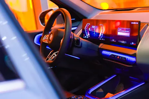 别的车都是大屏HUD，可宝马偏偏不这么做！