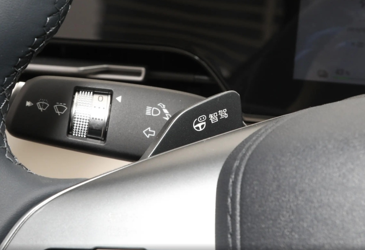 比亚迪秦L EV，搭载宝马常见的双球节支柱悬挂，轿车也有冰箱