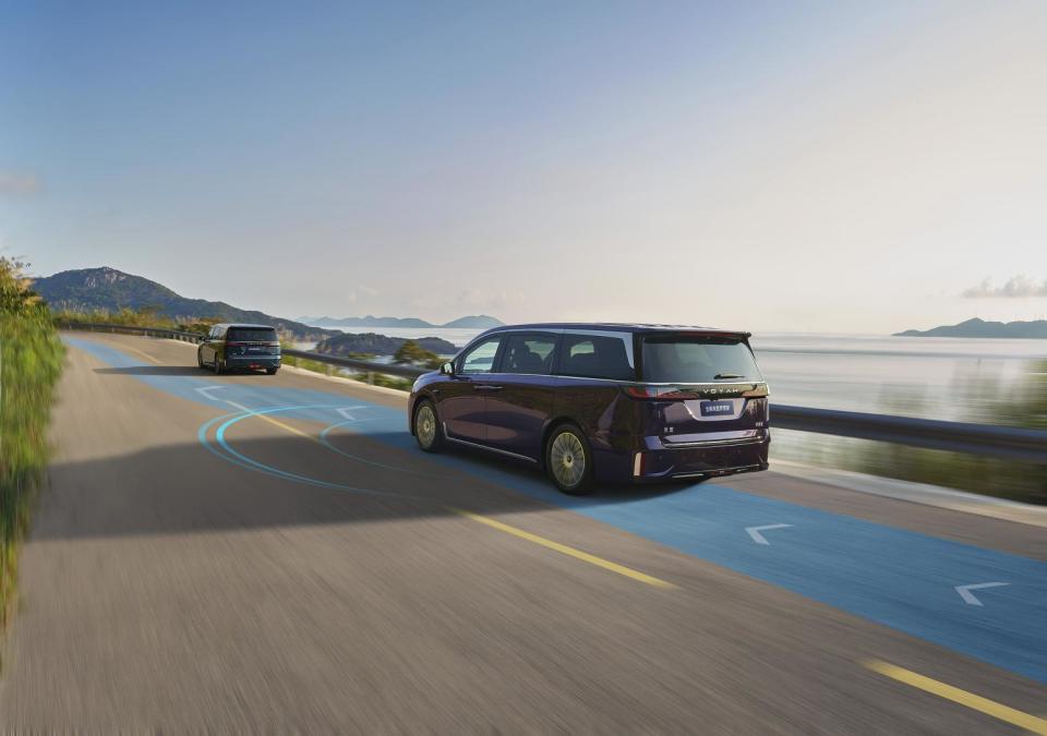 岚图CEO卢放成功蒙眼挑战130km/h AEB