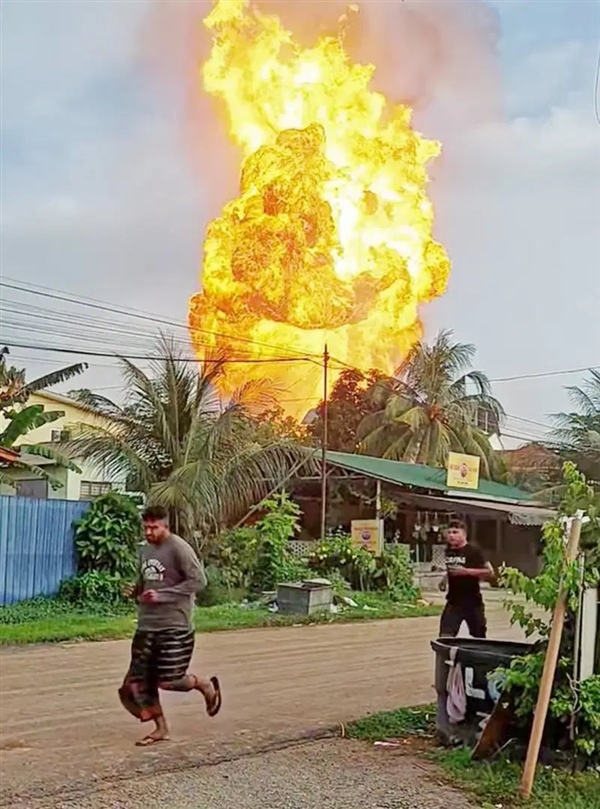 火焰喷到数百米高空！马来西亚一闹市燃气管道破裂引发大火