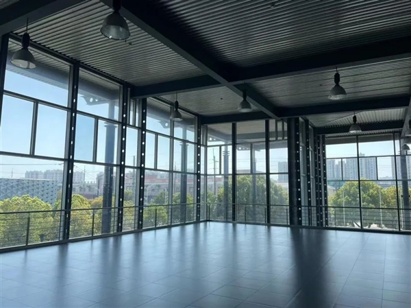 奔驰多地门店突然关闭！承诺服务作废、“甩锅”经销商